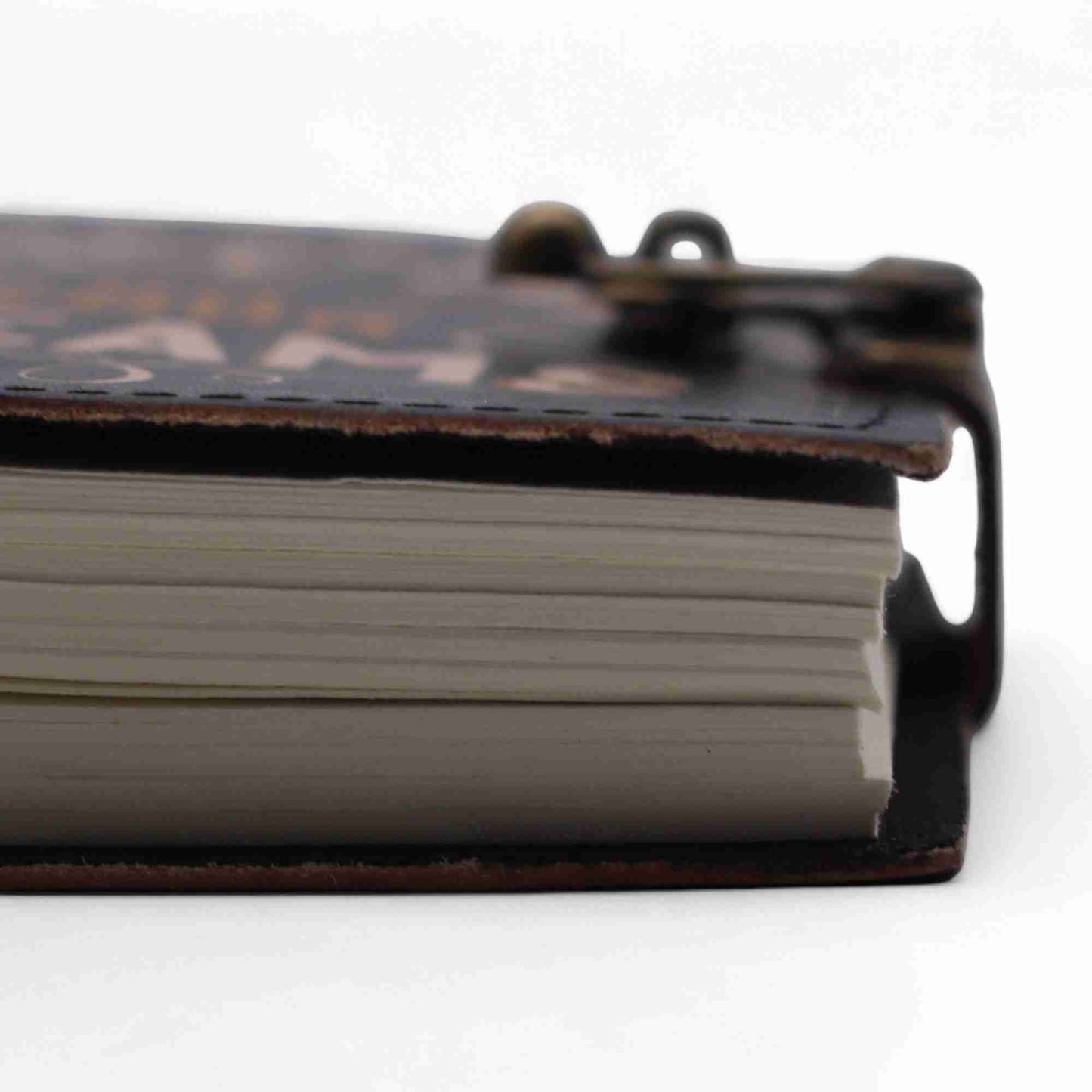 Leather Printed Notebook – Never Give Up On Your Dreams close up view of pages